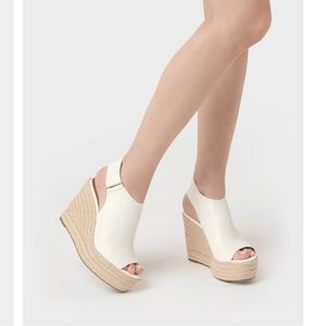 NEW IN BOX! Aerosols White Leather Wedges Sz 7 1/2
